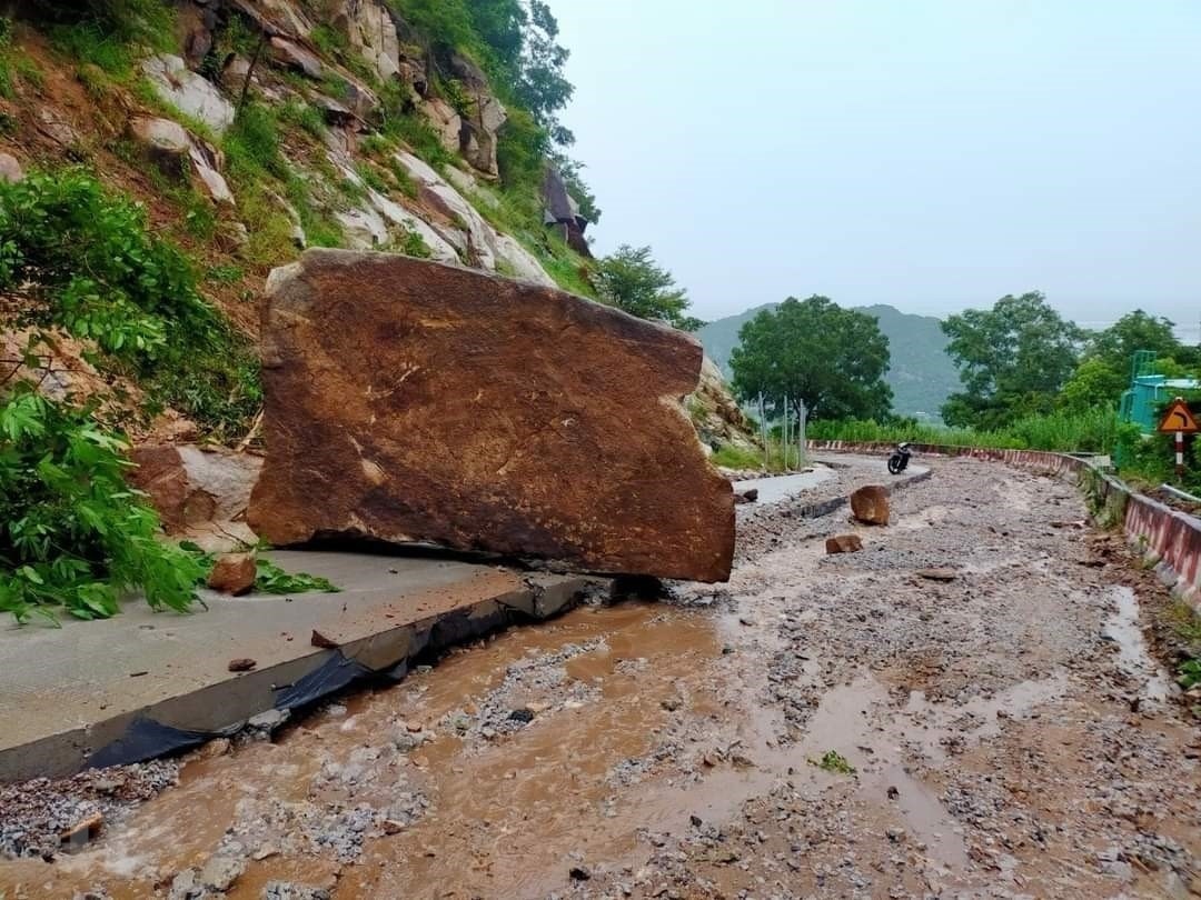 Chính quyền địa phương nói gì về vụ tảng đá hàng nghìn tấn “treo trên đầu dân”?